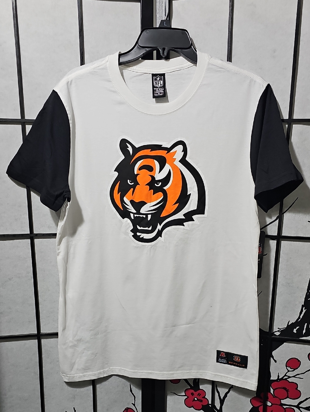 Cincinnati Bengals White and Black T-Shirt with Tiger Logo Size Small NWT